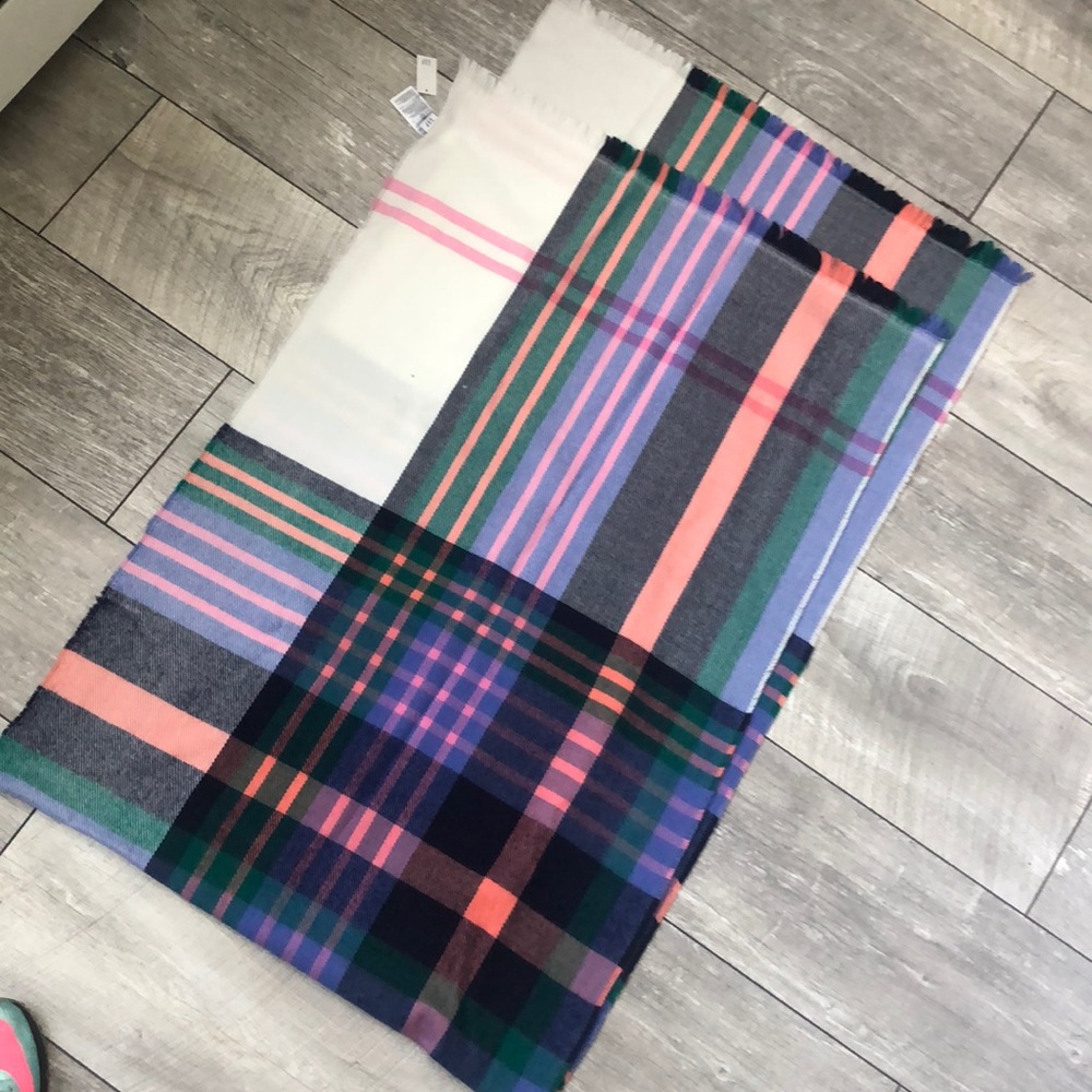 Lightweight plaid Gap Scarf